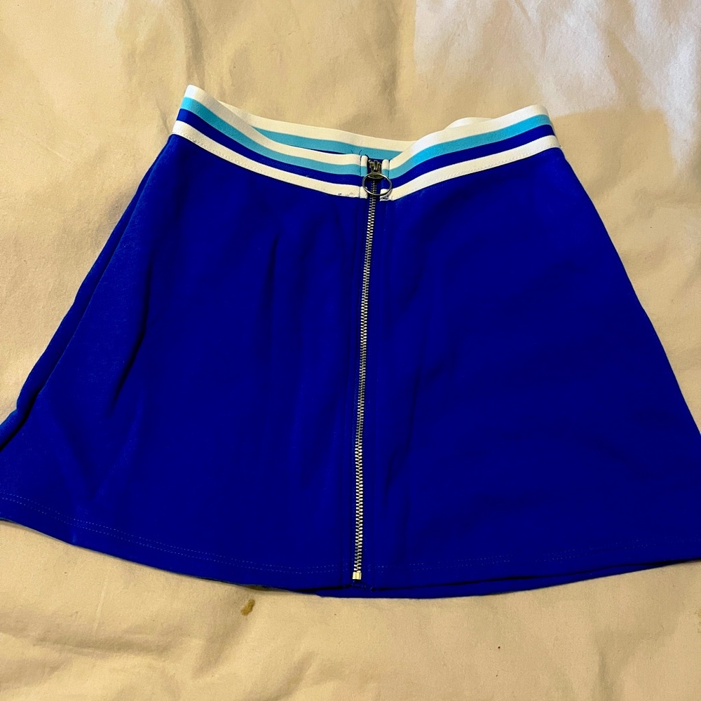 sporty short SKORT. retro looking. Pair with knee high sport socks and skates!